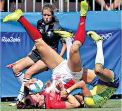  ??  ?? Leg-up: Joanne Watmore tangles with Claudia Jaqueline Teles in Britain’s win over Brazil