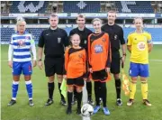  ??  ?? Mascots from Wokingham and Emmbrook pose with captains and officials