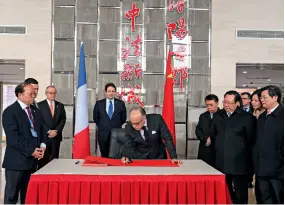  ??  ?? Le 23 février 2017, Bernard Cazeneuve, alors premier ministre français, fait une dédicace à la ville durable de Wuhan.