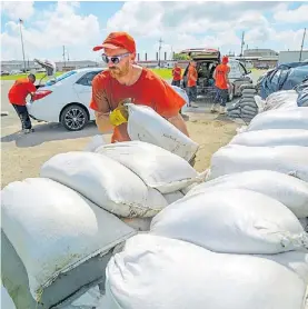  ?? AP ?? Bolsas. Barreras de contención contra posibles inundacion­es.