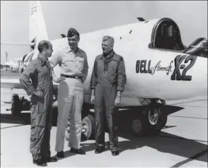  ?? NASA ?? De gauche à droite : Milburn “Mel” Apt, le colonel Horace Hanes, directeur des essais en vol de l’Air Force Flight Teste Center d’Edwards, et Iven Kincheloe.