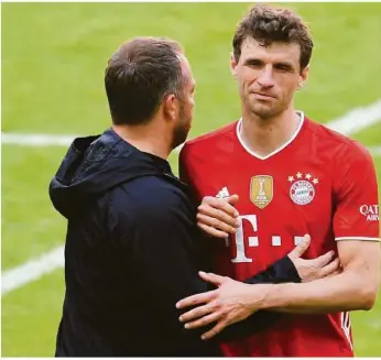  ?? Foto: Andreas Gebert/dpa ?? Sind unzufriede­n: Bayern Münchens Trainer Hansi Flick (l) und Thomas Müller.