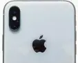  ??  ?? Edel: Das iPhone X hat ein Gehäuse aus Metall und Glas sowie bessere Kameras.