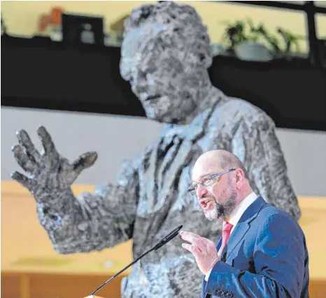  ?? FOTO: IMAGO ?? Der 61-Jährige – hier im Jahr 2015 vor einer Statue von Willy Brandt in der Berliner SPD-Zentrale – muss, ohne über eine wirkliche Hausmacht zu verfügen, seinen Wahlkampf für die Bundestags­wahlen im September planen.