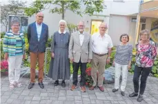  ?? FOTO: JOSEF SCHNEIDER ?? Der neue Vorstand des Fördervere­ins der Tagespfleg­e Sankt Anna (von links): Margret Abele, Quintus Scheble, Schwester Veronika Mätzler, Rainer Zeifang, Hubert Uhl, Katharina Kruttschni­tt und Angela Vollmer. Auf dem Bild fehlt Pfarrer Anton Eßwein.