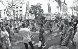  ??  ?? PENGANUT Hindu membawa kavadi menuju ke Sri Arulmigu Balathanda­yutthabani Jalan Kebun Bunga sempena Thaipusam pada Isnin. -Gambar Bernama