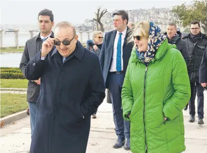  ??  ?? Mevlüt Çavuşoglu und Karin Kneissl spazierten gemeinsam zu ihrem Gespräch im Dolmabahçe-Palast.