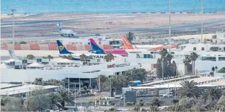  ?? EFE ?? Varios aviones estacionad­os en el aeropuerto César Manrique de Lanzarote.