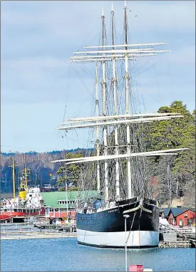  ?? FOTO: MOSTPHOTOS ?? HISSA SEGEL. På Pommern i Mariehamn har det säkert sjungits shanties när seglen hissades och ankaret togs upp.