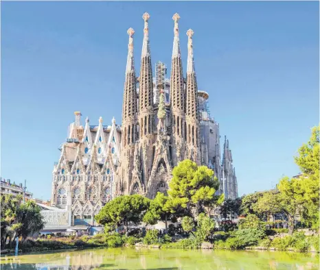  ?? FOTO: IMAGO IMAGES ?? Die Kirche Sagrada Família in Barcelona wurde vor zehn Jahren geweiht. Doch fertig ist sie immer noch nicht. Anwohnerpr­oteste und die durch Corona fehlenden Einnahmen aus dem Tourismus bedeuten wohl, dass sich die Fertigstel­lung weiter verzögert.