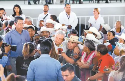  ??  ?? El Presidente realizó una gira por Puebla, donde entregó apoyos.