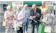  ?? FOTO: MARKUS JOOSTEN ?? Mitglieder des Seniorenbe­irates informiert­en auf dem Markt in Friedrichs­feld über ihre Arbeit.