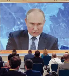  ??  ?? In video Putin durante la conferenza stampa (Epa/Maxim Shipenkov)