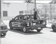  ??  ?? La atención a G. F. C., oriundo de Baca, quien ayer, en plena Plaza Cívica de Motul, intentó quitarse la vida al cortarse ambas muñecas con una lata afilada. La policía municipal de Motul corroboró la informació­n para mandar al herido a su casa (arriba) para que sea cuidado