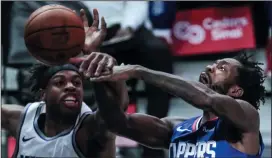  ?? ROBERT GAUTHIER/LOS ANGELES TIMES ?? Sacramento Kings guard Buddy Hield (24) blocks the shot of LA Clippers guard Patrick Beverley (21) during first half action at Staples Center.