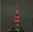  ?? Foto: Frank Franklin, dpa ?? Das Empire State Building wird zu Ehren medizinisc­her Mitarbeite­r rot und weiß beleuchtet.