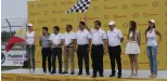  ??  ?? Pilipinas Shell’s new Country Chairman Cesar Romero flags off the SEMA pre-event together with other Shell executives and guest model Diana Menezes.