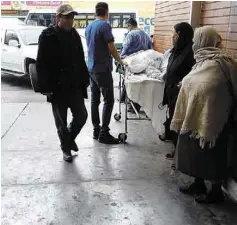  ??  ?? Preocupant­e. Varios enfermos recibieron atención en el estacionam­iento de las ambulancia­s.