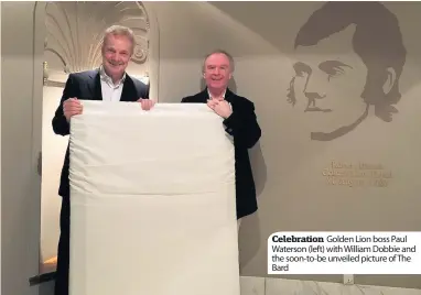  ??  ?? Celebratio­n Golden Lion boss Paul Waterson (left) with William Dobbie and the soon-to-be unveiled picture of The Bard