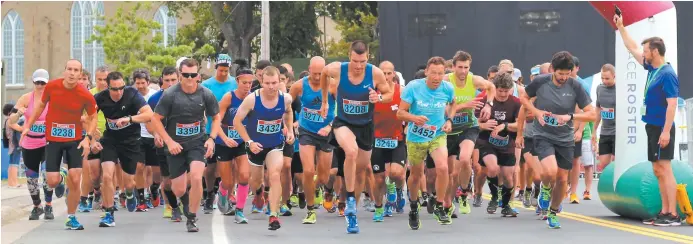 ??  ?? Un total de 239 personnes ont participé aux courses de 5 km et de 10 km présentés à Caraquet, samedi matin. - Acadie Nouvelle: David Caron