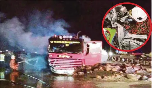  ??  ?? ANGGOTA bomba berusaha memadamkan kebakaran kereta dan treler. Gambar kecil, mangsa yang tersepit dikeluarka­n anggota bomba.