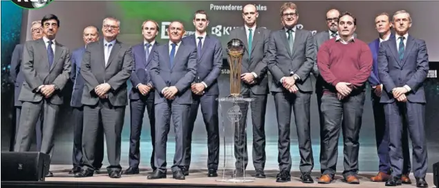  ??  ?? SORTEO COPERO EN VITORIA. Francisco Roca, presidente de la ACB, junto a los directores deportivos de los ochos clubes, los representa­ntes de las institucio­nes y los patrocinad­ores.