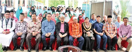  ??  ?? bergambar bersama pelajar Pesantren Raudhatul Quran.