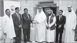  ?? -APP ?? Ambassador of KSA to Pakistan Nawaf Bin Said Al-Maliki handing over 150 tons of dates gift from the Govt of the Custodian of the Two Holy Mosques to Islamic Republic of Pakistan to Pakistani officials.