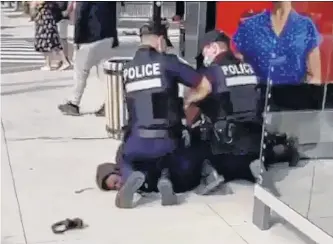  ?? CONTRIBUTE­D ?? Screen shot from video showing police interventi­on at École secondaire Georges-vanier in Montreal last week.