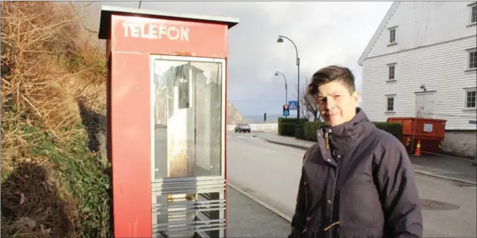  ?? FOTO: SIGNE MARIE RØLLAND ?? Telefonkio­sken i Farsund er utsatt for haerverk. Leder i Farsund byforening, Hilde Lysbakken, skulle ønske de som har gjort det tilbød seg å sette den i stand igjen.