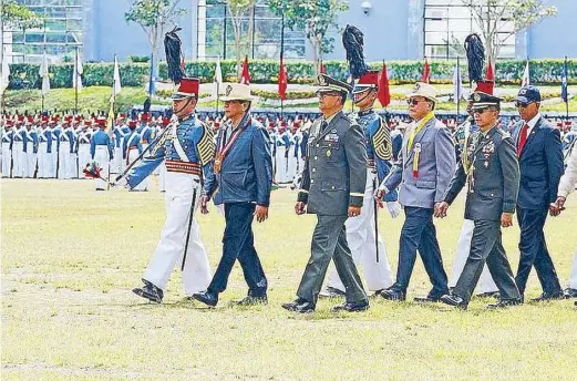  ??  ?? Martinez with Army Lt. Col. Lea Lorenzo-Santiago, on of the first female graduates of the PMA, now a senior tactical officer (top left). President Duterte hands over the Presidenti­al Saber to Martinez during the commenceme­nt ceremony (top right). The...