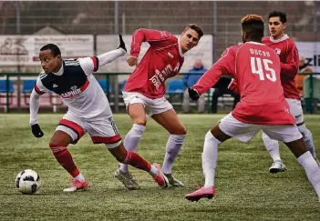  ?? RP-FOTO: RALPH MATZERATH ?? Enteilt: Leroy Mickels (links) setzte mit dem 5:0 den Schlusspun­kt hinter eine furiose zweite Halbzeit.