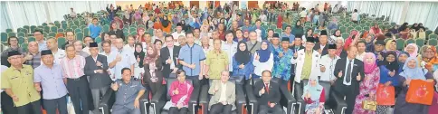  ??  ?? Fadillah (seated centre) and the participan­ts after the talk on business transforma­tion through digital platform at Dewan Hikmah in Kuching. — Photo by Mohd Rais Sanusi