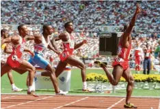  ??  ?? Ben Johnson gewinnt das 100-Meter-Finale bei den Olympische­n Spielen 1988 in Seoul. Auch sein großer Rivale Carl Lewis (Zweiter von rechts) ist chancenlos.