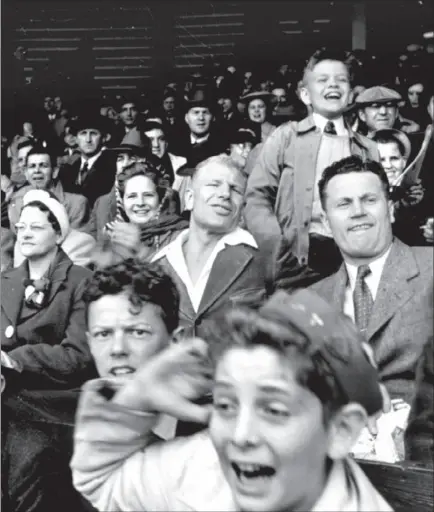  ?? Bob Sandberg Walker & Co. ?? BILL VEECK, who owned several baseball teams, sits tieless among fans in an image from a Look magazine shoot in 1943.