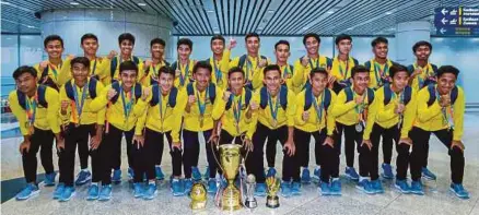  ?? [Foto Luqman Hakim Zubir /BH] ?? Skuad B-15 negara tiba di balai ketibaan KLIA selepas Chonburi,thailand. menjuarai Kejuaraan Piala AFF Suzuki B-15 di