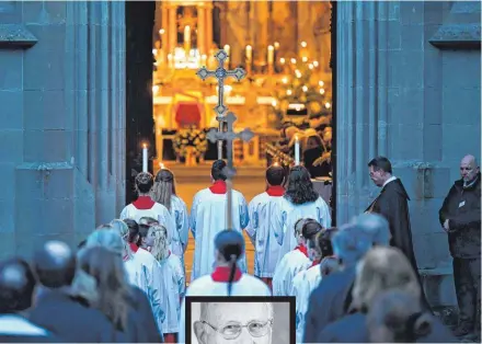  ?? FOTOS: BERND WEISSBROD/PHILIPP VON DITFURTH/ DPA/HAUS BADEN ?? Wegbegleit­er, Freunde und Bekannte konnten bereits am Donnerstag­abend in einer Trauerfeie­r im Münster zu Schloss Salem Abschied nehmen von Max Markgraf von Baden. Seine Königliche Hoheit war in den frühen Morgenstun­den des 29. Dezember verstorben.