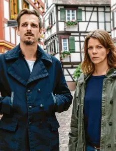  ?? Foto: ZDF und Maor Waisburd ?? Jessica Schwarz und Max von Thun ermitteln im Schwarzwal­d. Heute läuft der zweite Teil. Der erste ist in der ZDF-Mediathek zu sehen.