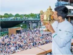  ?? EFE ?? Novak Djokovic exhibiendo a los aficionado­s su trofeo de campeón del Torneo de Wimbledon.