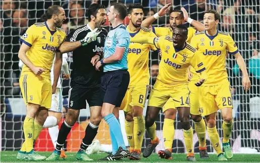  ??  ?? La rabbia Il portiere della Juventus, Gigi Buffon, perde il controllo con l’arbitro che ha appena assegnato il rigore al Real Madrid.