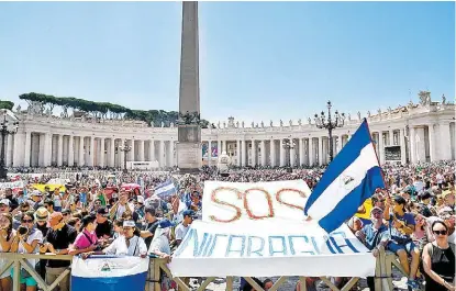  ?? ANDREAS SOLARO/AFP ?? Nicaragüen­ses en el Vaticano clamaron ayer ante el pontífice por su apoyo contra la represión de la dictadura.