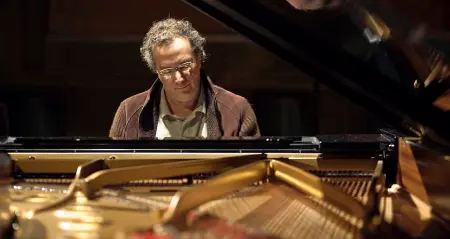  ??  ?? Pianista e compositor­e Uri Caine è un jazzista che da anni frequenta le contaminaz­ioni con la musica classica