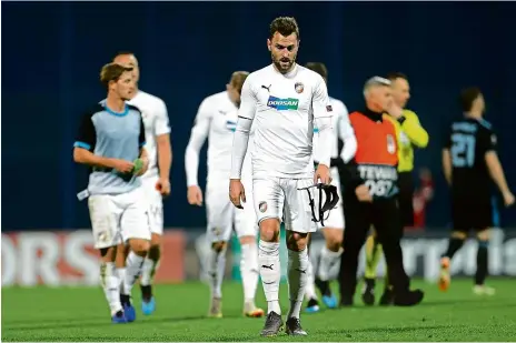  ?? Foto: ČTK ?? Porážka Smutně opouštějí fotbalisté Plzně stadion v chorvatské­m Záhřebu a tím i Evropskou ligu. Dinamo je po vítězství 3:0 v odvetě vyřadilo.