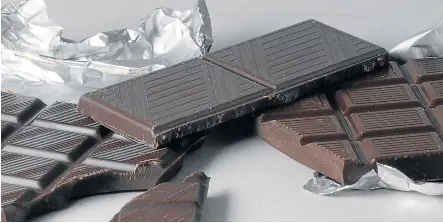  ?? SIMON A. EUGSTER ?? Chocolates negros con distinta proporción de cacao en su composició­n; un 75% el de la izquierda.