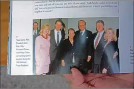  ??  ?? Sten Sørensen viser et bilde av Billy Graham sammen med president Bill Clinton.