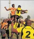  ?? Picture: MAXWELL LEVINE ?? QUEST FOR VICTORY: University of Fort Hare’s Thandile Magaqa (yellow) in an aerial battle with Breakers’ Tally Frans