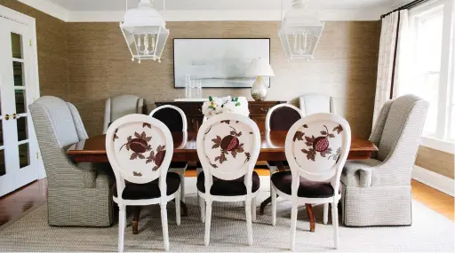  ??  ?? NOT MATCHY-MATCHY: A dining room in Potomac, Maryland, designed by Erica Burns has Restoratio­n Hardware side chairs upholstere­d in two different fabrics.