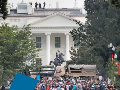  ?? REUTERS ?? Camiones militares bloquean el camino de una manifestac­ión hacia la Casa Blanca/