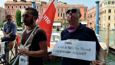  ??  ?? La beffa Dopo la denuncia della Cgil, i dipendenti adesso rischiano di dover restituire i premi degli ultimi sette anni. La Corte dei Conti ha riscontrat­o irregolari­tà