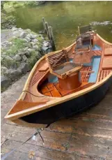  ?? ?? Front seat and pedestal, herringbon­e mahogany sole, and interior okoume deck with mahogany decorative trim.